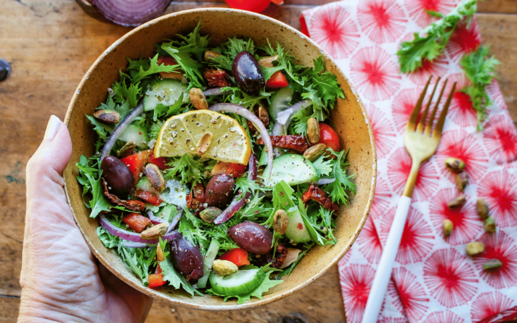 Salată mizuna grecească cu vinaigretă de condimente de sumac