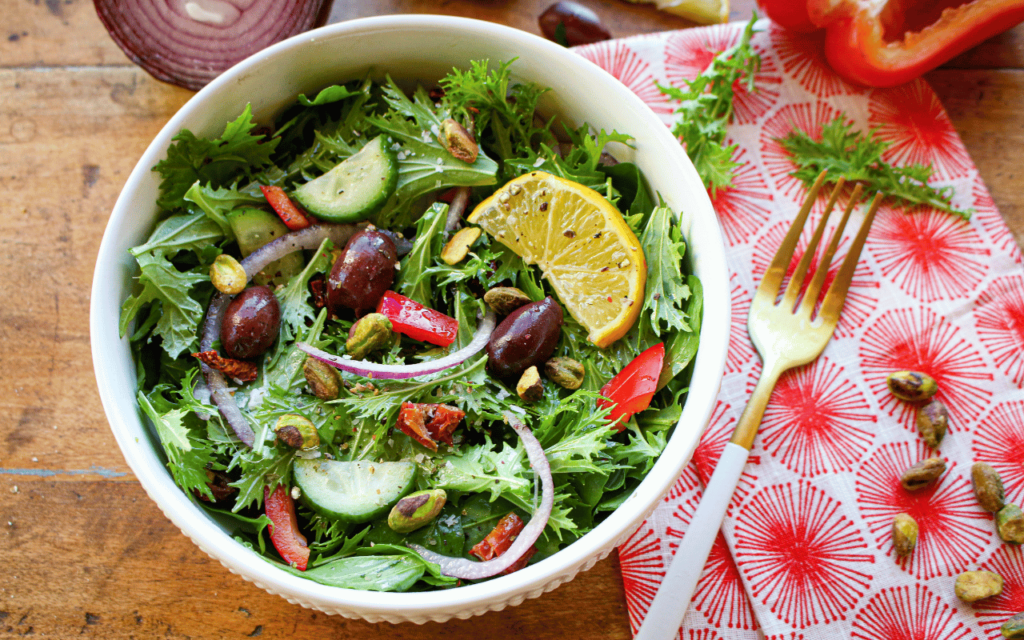 Salată mizuna grecească cu vinaigretă de condimente de sumac