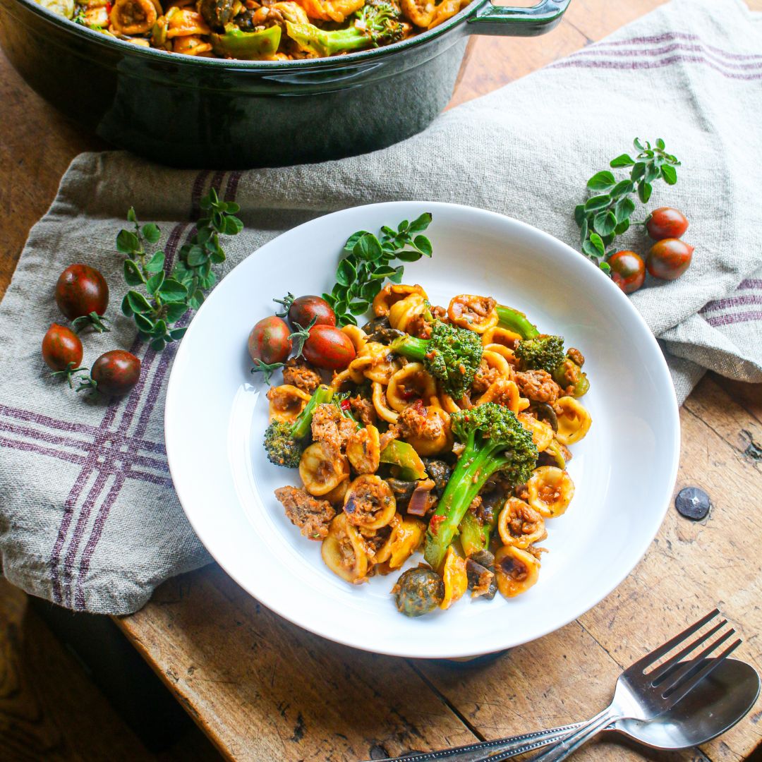 Veganistische Orecchiette-pasta uit één pot met worst en broccoli